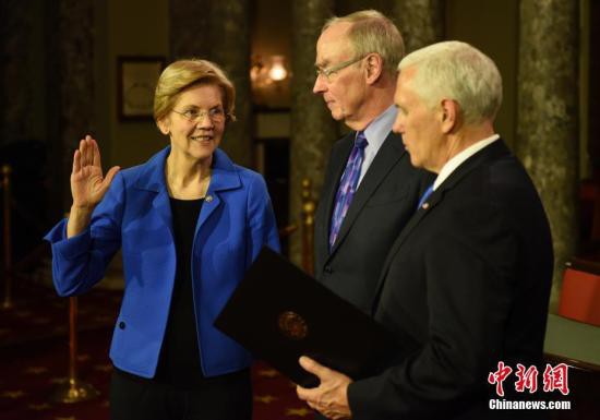 当地时间1月3日，美国第116届国会开幕。图为民主党女参议员伊丽莎白·沃伦（Elizabeth Warren）参加宣誓仪式。她于日前宣布准备参加2020年总统竞选。<a target='_blank'  data-cke-saved-href='http://www.chinanews.com/' href='http://www.chinanews.com/'><ppictext