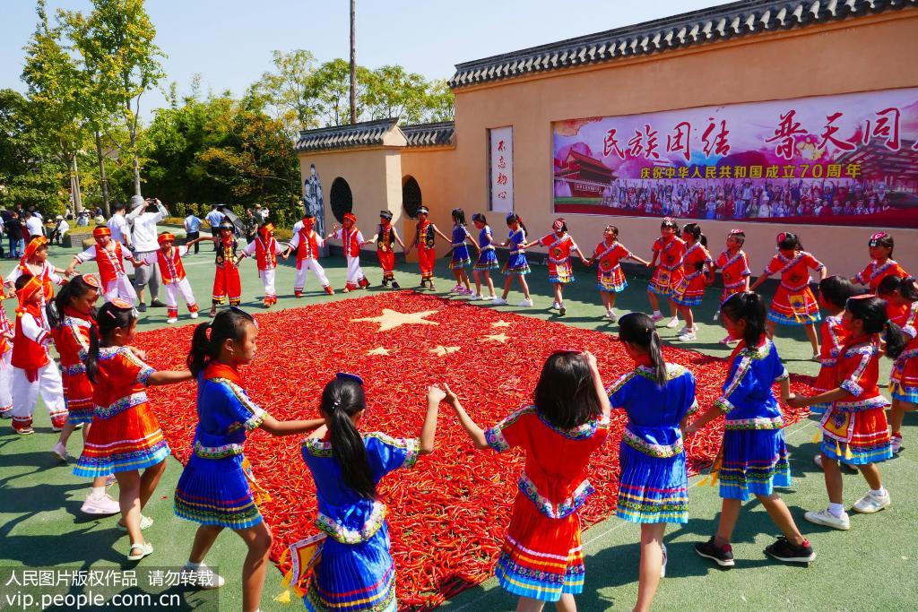 2019年9月26日，江西省赣州市信丰县安西镇田垅畲族村小学生载歌载舞喜迎国庆。