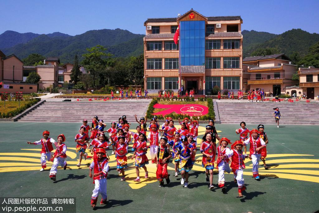 2019年9月26日，江西省赣州市信丰县安西镇田垅畲族村小学生载歌载舞喜迎国庆。