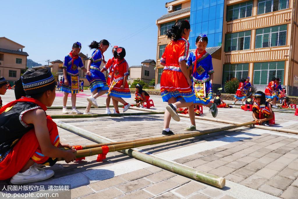 2019年9月26日，江西省赣州市信丰县安西镇田垅畲族村小学生载歌载舞喜迎国庆。