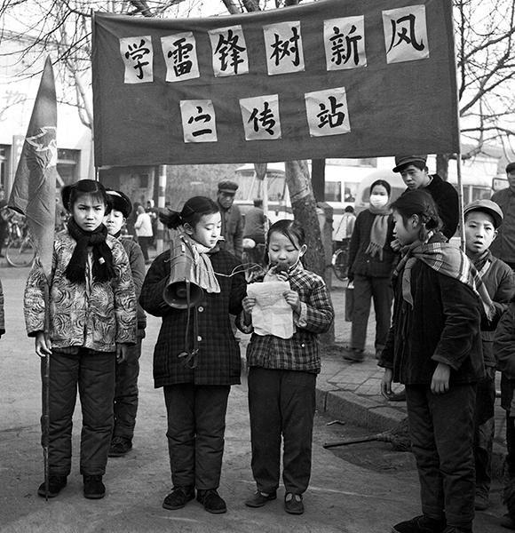 上世纪70年代中期，少年儿童街头学雷锋宣传站。作者：李瑞勇