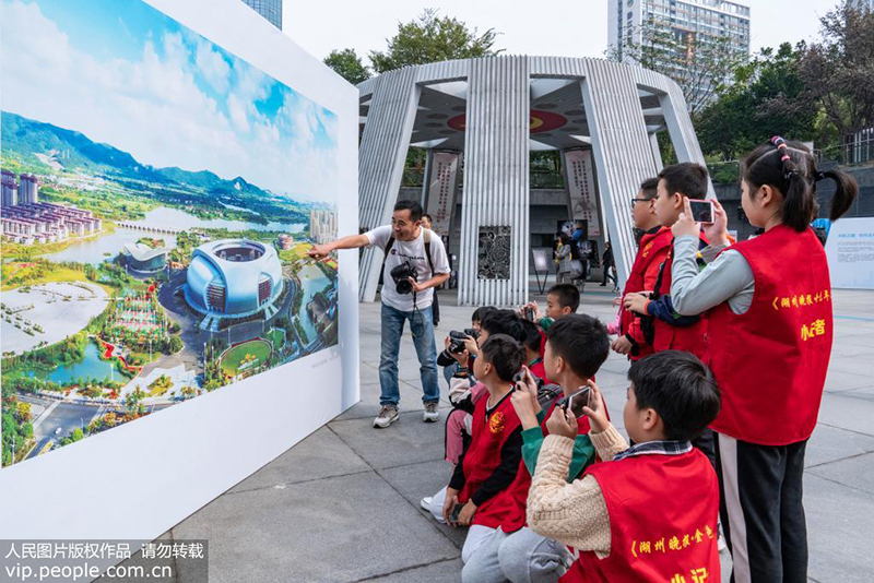 活动吸引了当地的小记者。李继先摄