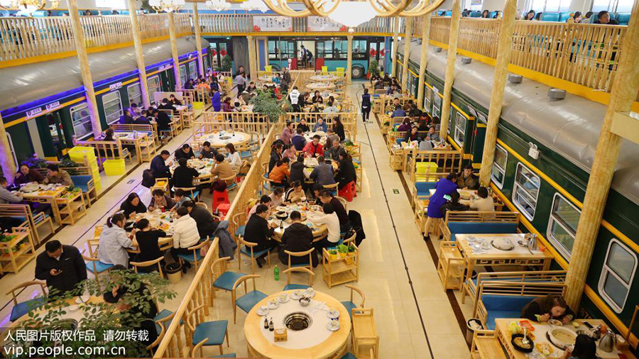 12月10日中午，顾客在郭峰的火车餐厅里就餐，餐厅的设计、装修都是按照郭峰自己的想法做出来的。