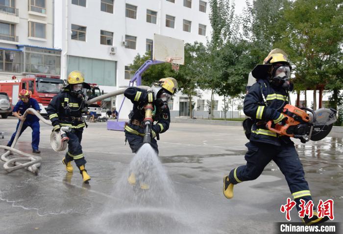 图为进行纵深灭火救人操。　师永红 摄